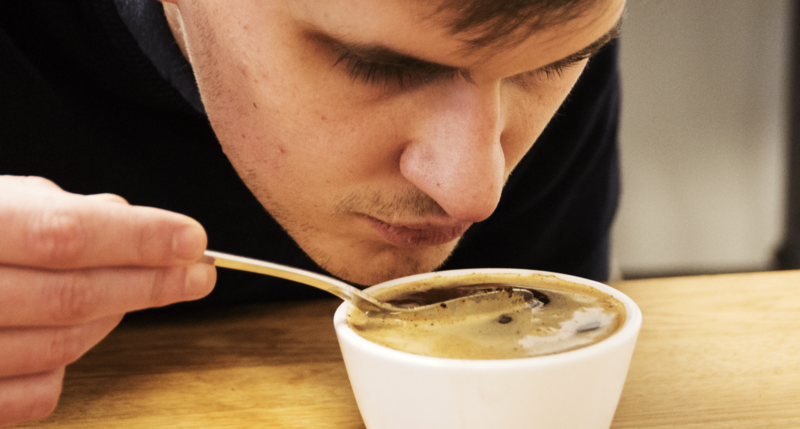 Casser la croûte d'un café en cupping